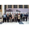 grupa sędziów i prokuratorów z  Grecji, Hiszpanii, Niemiec, Rumunii i Wielkiej Brytanii, przebywająca w Polsce w ramach  programu wymiany stażowej  Europejskiej Sieci Szkolenia Kadr Wymiaru Sprawiedliwości przed wejściem do budynku NSA 