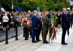 Wiceprezes NSA Jan Rudowski oraz Szef Kancelarii Prezesa NSA Hieronim Kulczycki składają wieniec przy Pomniku Polskiego Państwa Podziemnego i Armii Krajowej